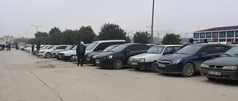 Hatay’da Suriyeliler, Araçlarını Satmak Için Araba Pazarına Akın Etti