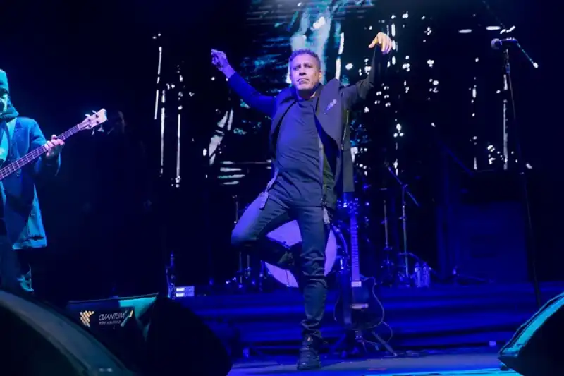 Hatay'da şarkıcı Haluk Levent Depremzedelere Konser Verdi