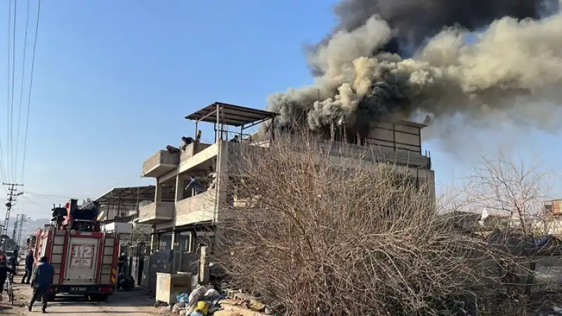 Hatay'da Bir Binanın çatı Katında çıkan Yangında 2 Kişi Dumandan Etkilendi