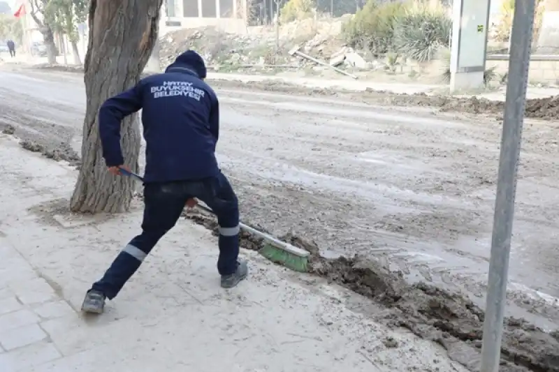 HBB Yol Kenarlarında Biriken Çamurları Temizliyor
