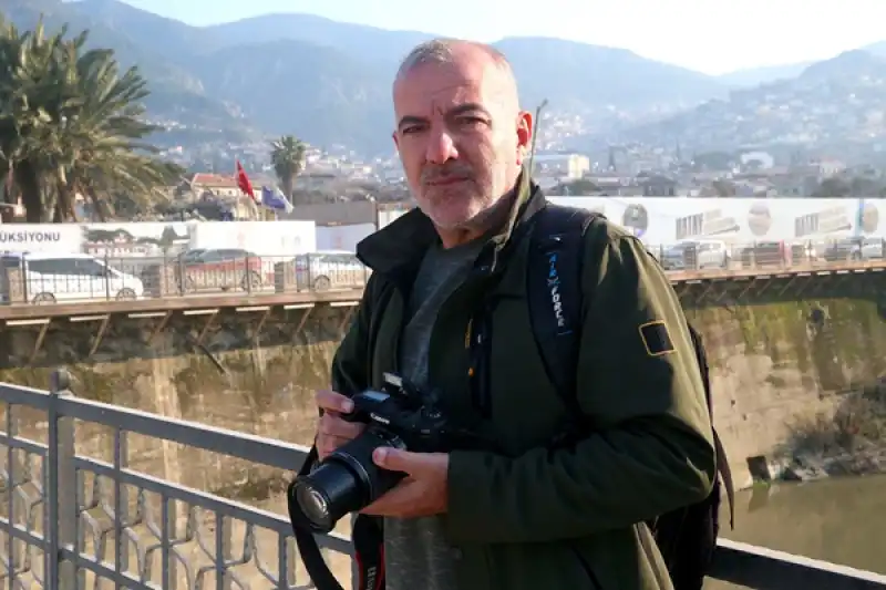 Hatay'da Depremde çok Sayıda Yakınını Kaybeden Gazeteci Haberleriyle Kentin Sesi Oluyor