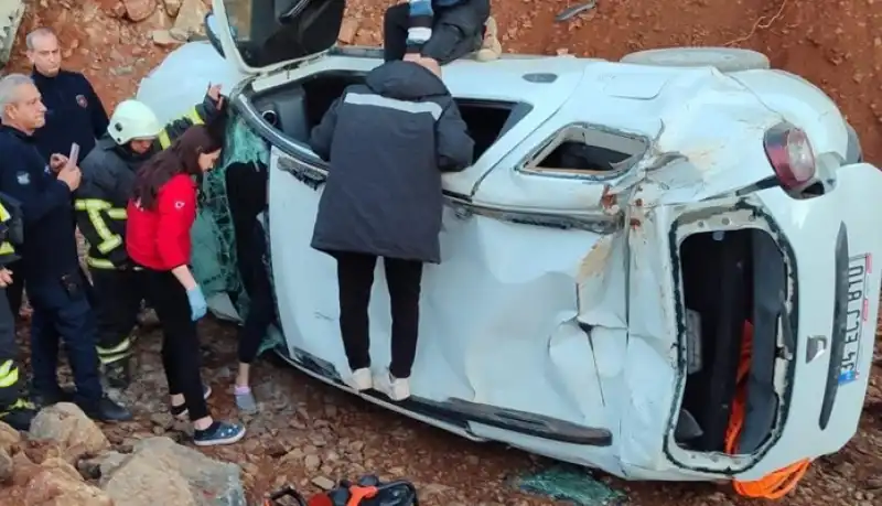 Hatay'da Uçuruma Yuvarlanan Otomobilin Sürücüsü Yaralandı