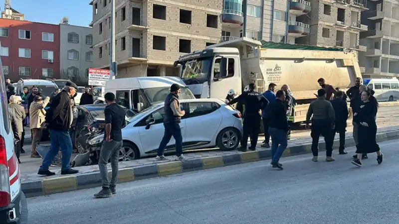Hatay'da Freni Arızalanan Kamyonun 5 Araca çarptığı Kazada 3 Kişi Yaralandı