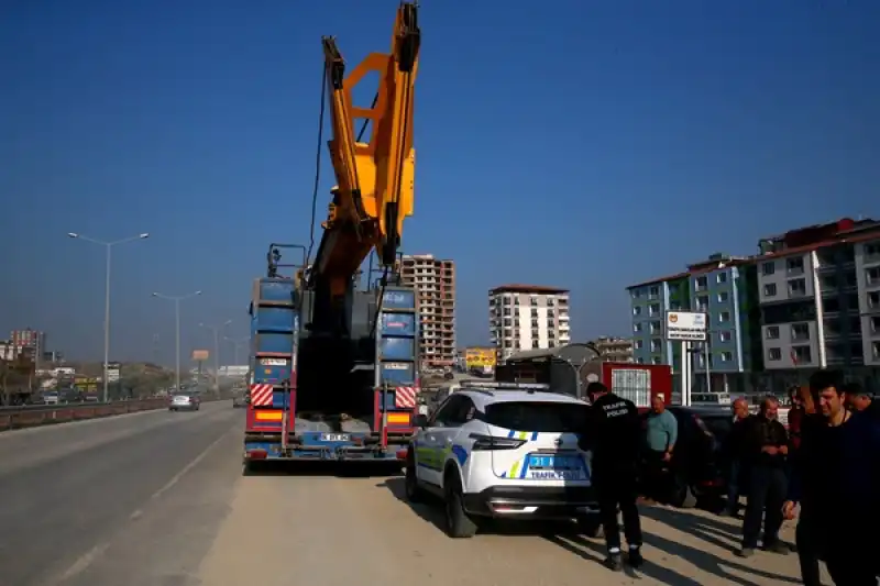 Hatay'da Tırın Dorsesindeki Vinç üst Geçide çarptı 