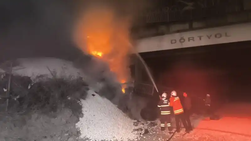 Hatay'da 4 Aracın Karıştığı Kazada 1 Kişi öldü, 2 Kişi Yaralandı