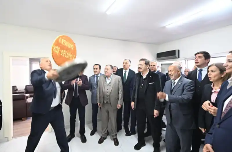 Tevfik Akar'dan Hisarcıklıoğlu önünde ‘Künefe Şov!’
