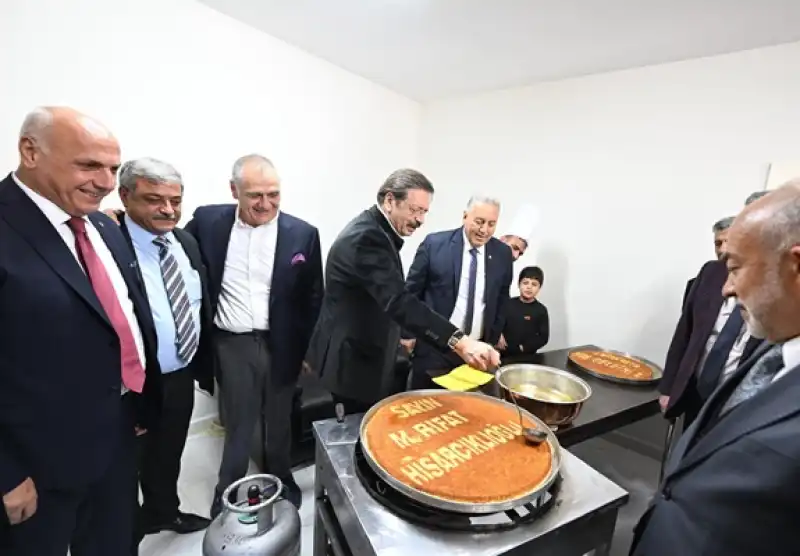 Tevfik Akar'dan Hisarcıklıoğlu önünde ‘Künefe Şov!’