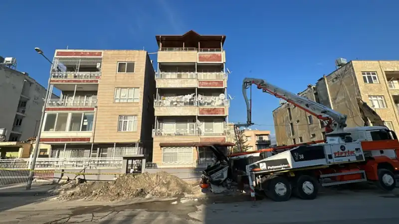 Hatay'da Bir Inşaatın Temeli Kazılırken Zarar Gören Binanın Sakinleri Tahliye Edildi