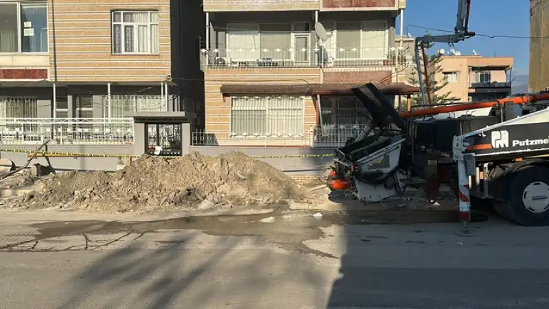 Hatay'da Bir Inşaatın Temeli Kazılırken Zarar Gören Binanın Sakinleri Tahliye Edildi