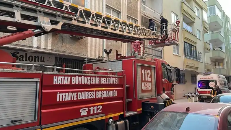 Hasta Yaşlı Kadına İtfaiye Balkondan Ulaştı!
