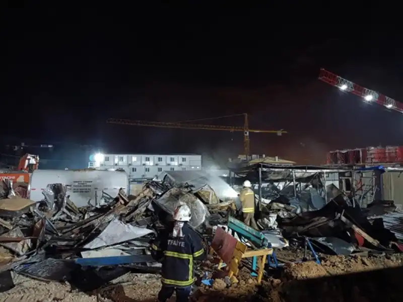 Arsuz'da şantiyedeki Konteynerde çıkan Yangın Söndürüldü