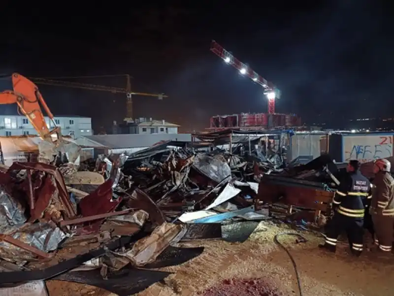 Arsuz'da şantiyedeki Konteynerde çıkan Yangın Söndürüldü