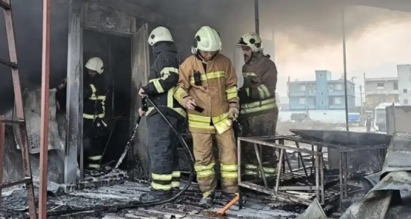 Antakya’da Konteyner Yangını: İtfaiye Ekipleri Müdahale Etti
