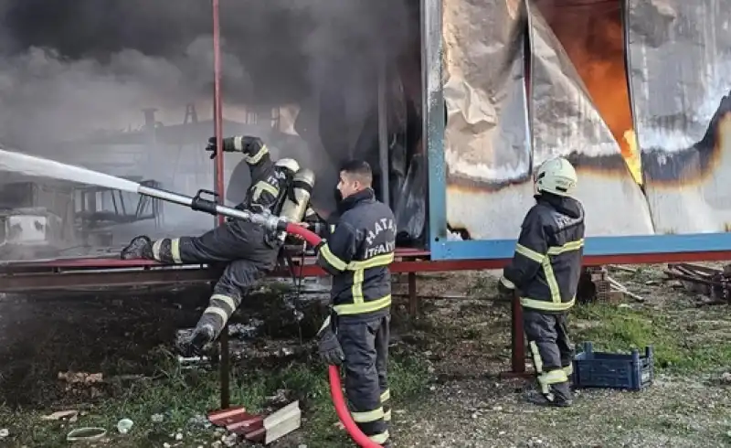 Antakya’da Konteyner Yangını: İtfaiye Ekipleri Müdahale Etti