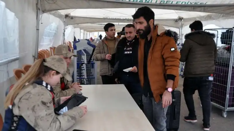 Suriyelilerin Ülkelerine Gönüllü Dönüşleri Sürüyor