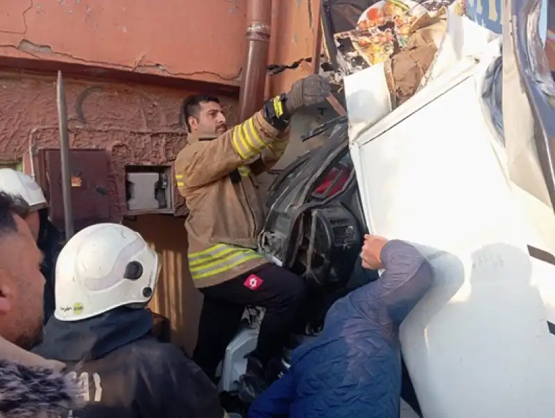 Hatay'da Freni Arızalanan Tırın Iş Yerine Girmesi Sonucu Sürücü Yaralandı