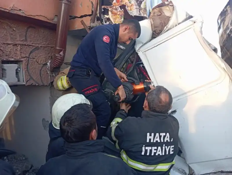 Hatay'da Freni Arızalanan Tırın Iş Yerine Girmesi Sonucu Sürücü Yaralandı