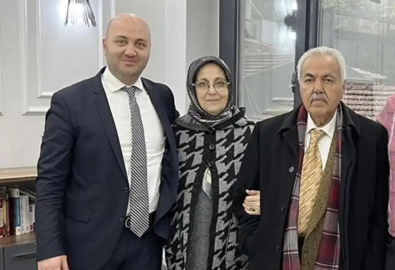 Depremde ölen Anne Ve Babasının Hakkını Savunmak Için Cübbesiyle Hukuk Mücadelesi Veriyor