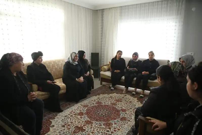 AK Parti'li Kadınlardan Depremde ölen AA Muhabiri Burak Milli'nin Annesine Ziyaret