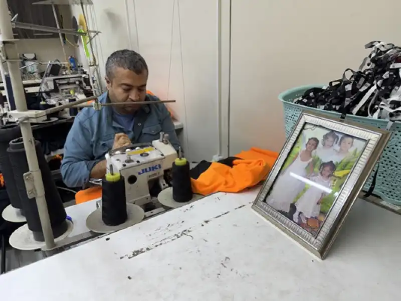 Depremin 158. Saatinde Kurtarılan Baba, Kaybettiği Ailesinin Fotoğraflarını Elinden Düşürmüyor