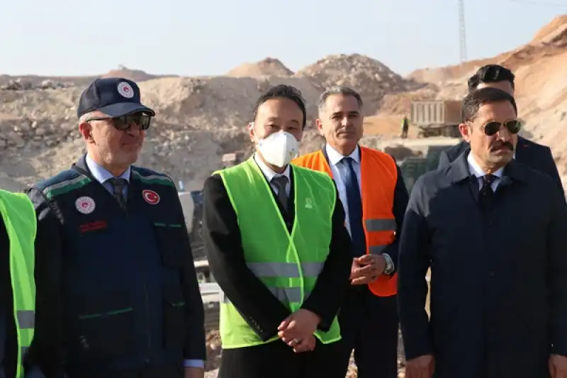 Japonya'nın Ankara Büyükelçisi Katsumata, Hatay'da Enkaz Geri Dönüşüm Tesisi'ni Inceledi