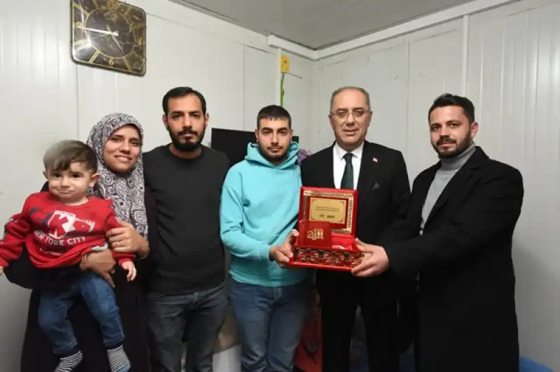Yapar, 6 Şubat Depremlerinde Hayatını Kaybeden çalışma Arkadaşlarının Ailelerini Unutmadı