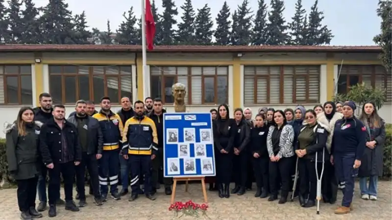 Ambulans Çalışanları Arkadaşlarını Andı