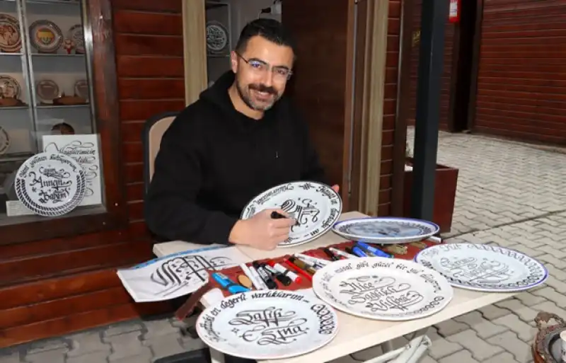 Mahir Sanatkâr Ali Taner Dağ, Hat Ve Kaligrafi Sanatıyla Büyülüyor