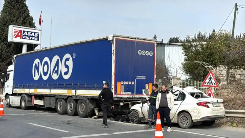 Hatay Belen'de Park Halindeki Tıra çarpan Otomobilin Sürücüsü öldü