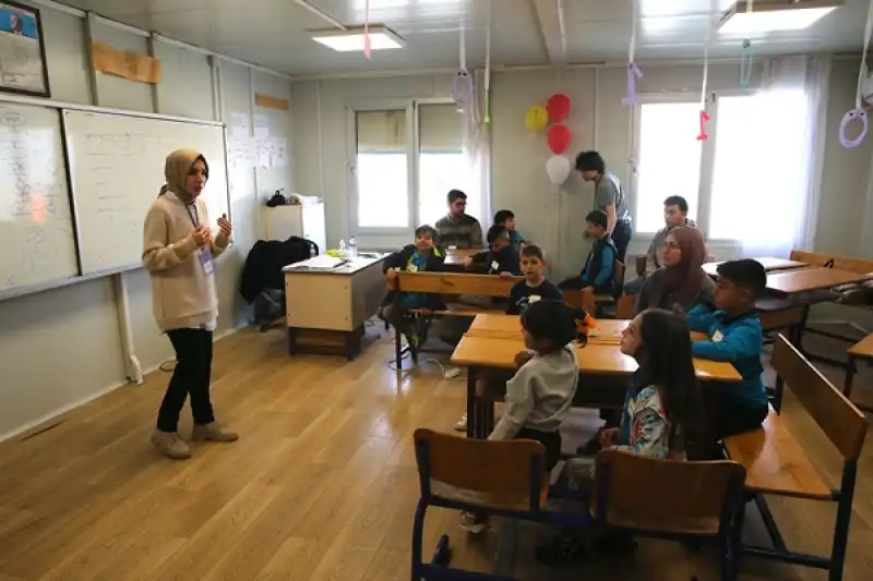 Hatay'da Akademisyen Ve öğrenciler Depremzede çocuklar Için şenlik Organize Etti