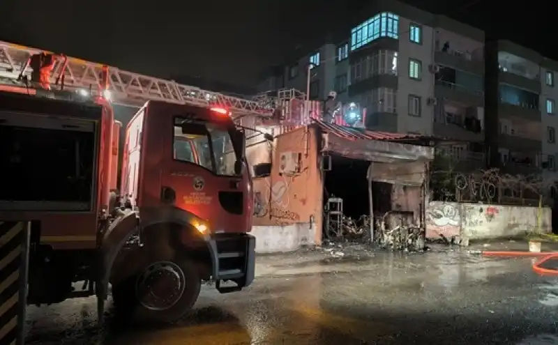 Hatay Dörtyol'da Iş Yerindeki Yangın Hasara Neden Oldu