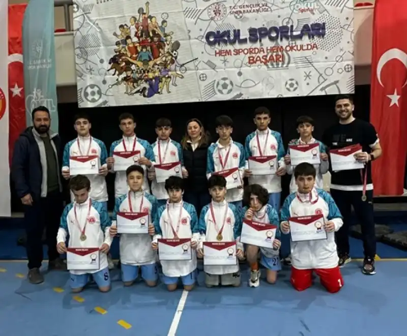 Özel Defne Doğuş Ortaokulu Futsalda Bölge Şampiyonu! 