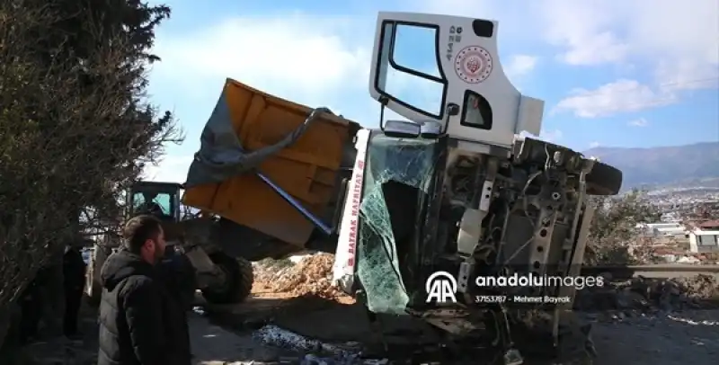 Hatay'da Devrilen Hafriyat Kamyonunun Sürücüsü Yaralandı 