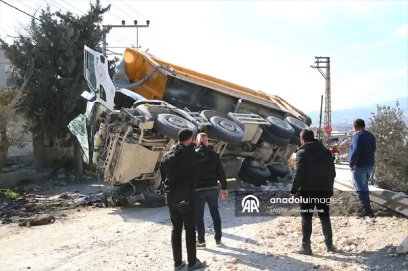 Hatay'da Devrilen Hafriyat Kamyonunun Sürücüsü Yaralandı 