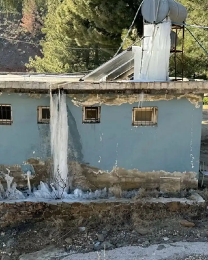 Hatay’da Dondurucu Soğuk: Ağaçlar Sarkıtlarla Kaplandı, Şelaleler Buz Tuttu
