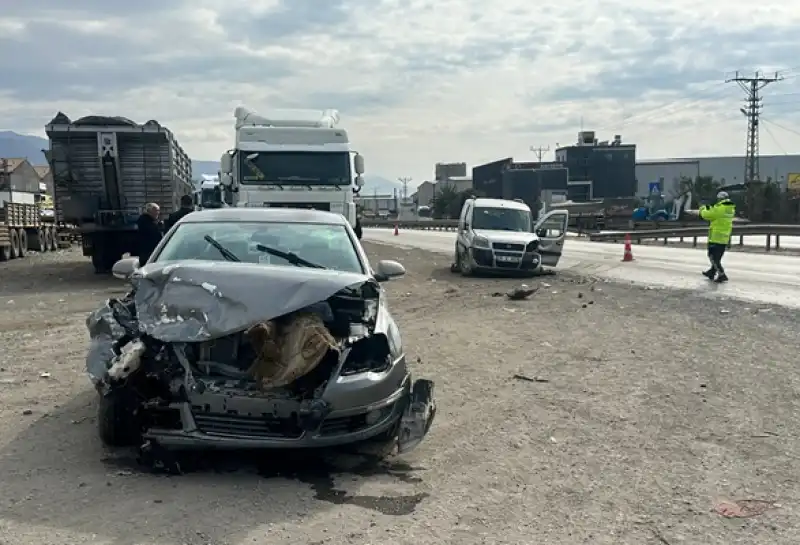 Hatay'da Otomobil Ile Hafif Ticari Aracın çarpıştığı Kazada 2 Kişi Yaralandı
