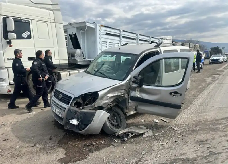 Hatay'da Otomobil Ile Hafif Ticari Aracın çarpıştığı Kazada 2 Kişi Yaralandı