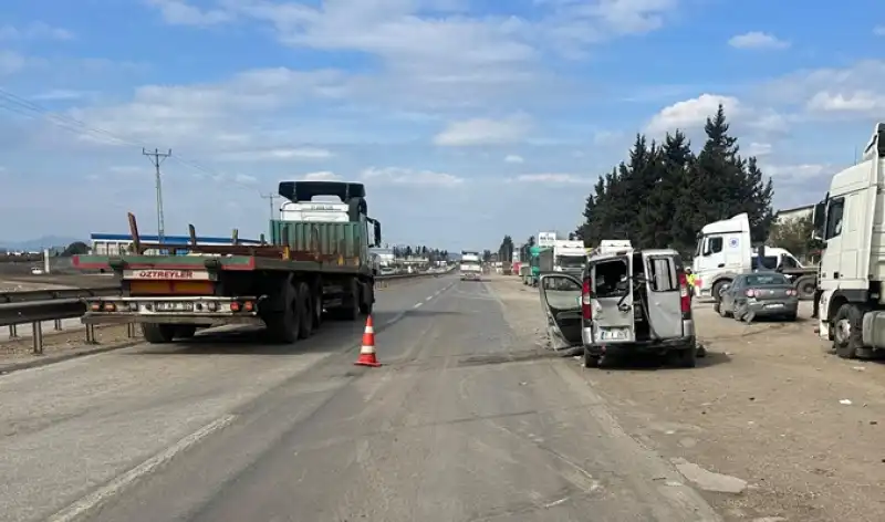 Hatay'da Otomobil Ile Hafif Ticari Aracın çarpıştığı Kazada 2 Kişi Yaralandı