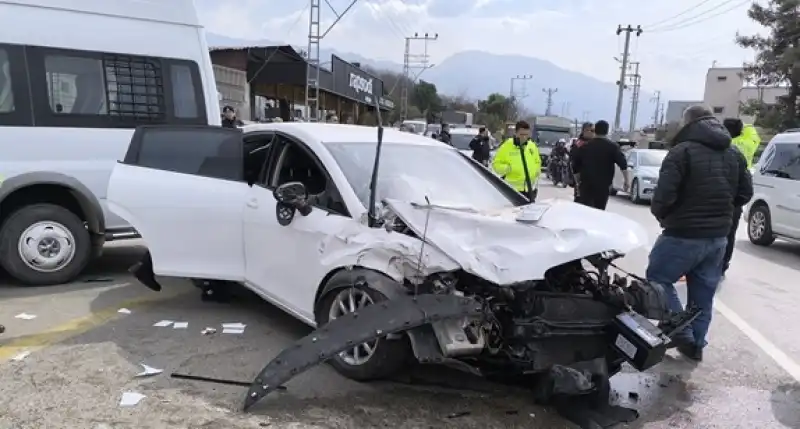 Hatay Dörtyol'da Zincirleme Trafik Kazasında 4 Kişi Yaralandı