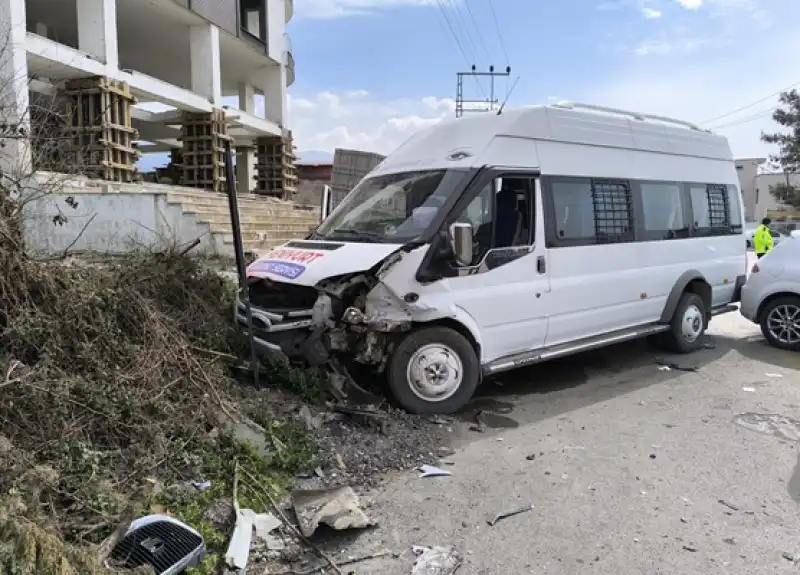 Hatay Dörtyol'da Zincirleme Trafik Kazasında 4 Kişi Yaralandı