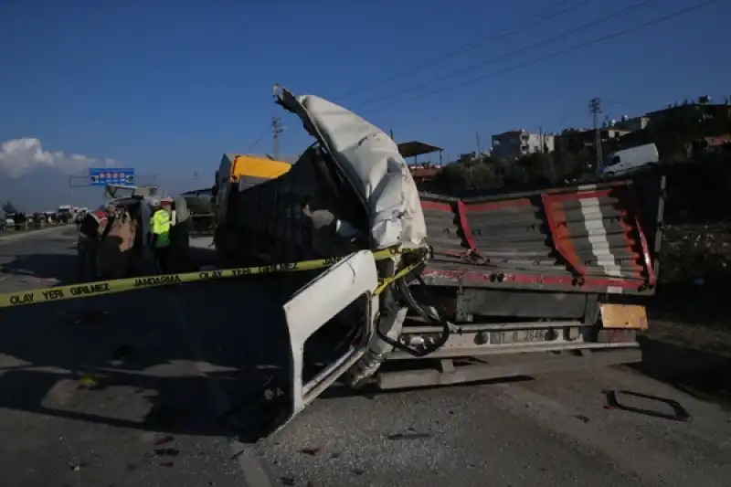 Hatay'da Işçi Servisinin Tıra çarpması Sonucu 6 Kişi öldü, 8 Kişi Yaralandı