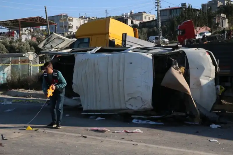 Hatay'da Işçi Servisinin Tıra çarpması Sonucu 6 Kişi öldü, 8 Kişi Yaralandı