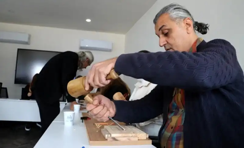 Ahşap Yontu Atölyesinde Sanat Ve Dayanışma Buluştu