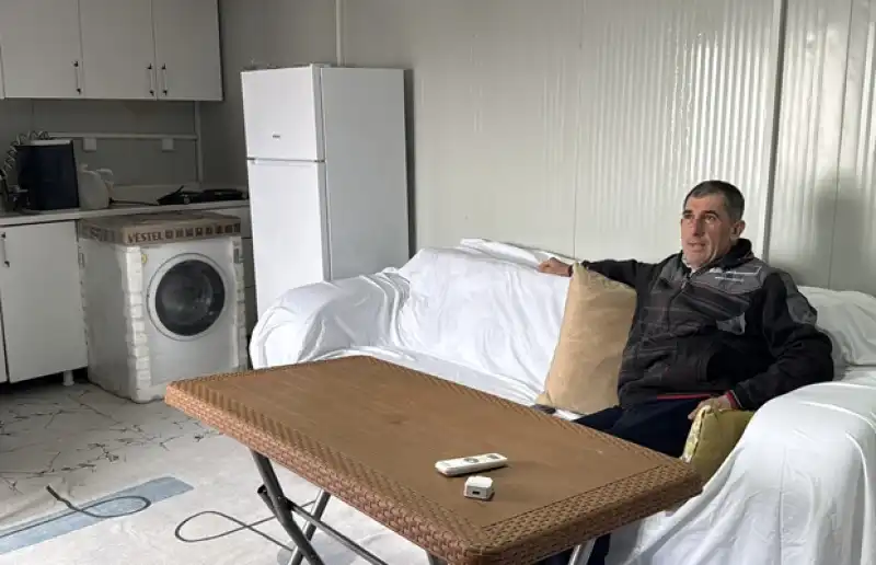 Hatay'da Kendi Isteğiyle Mağarada Yaşayan Kişi Konteyner Kente Yerleştirildi