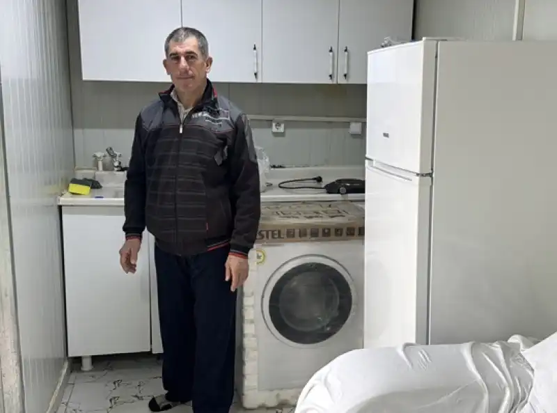 Hatay'da Kendi Isteğiyle Mağarada Yaşayan Kişi Konteyner Kente Yerleştirildi