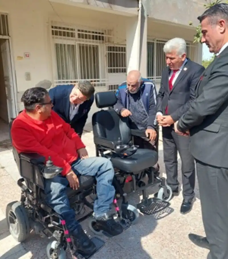 Cumhuriyet Halk Partisinden Engelli Vatandaşa Akülü Tekerlekli Sandalye 