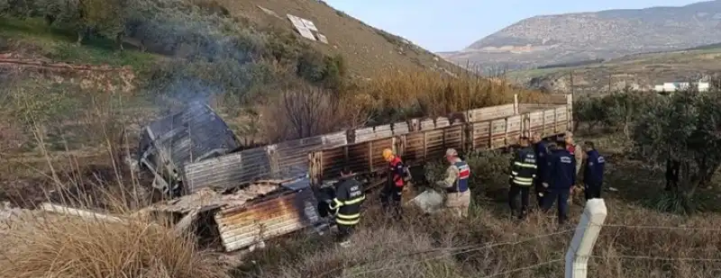 Tır, Seyyar Satıcı Barakasına Çarptı: 1 Kişi Öldü!
