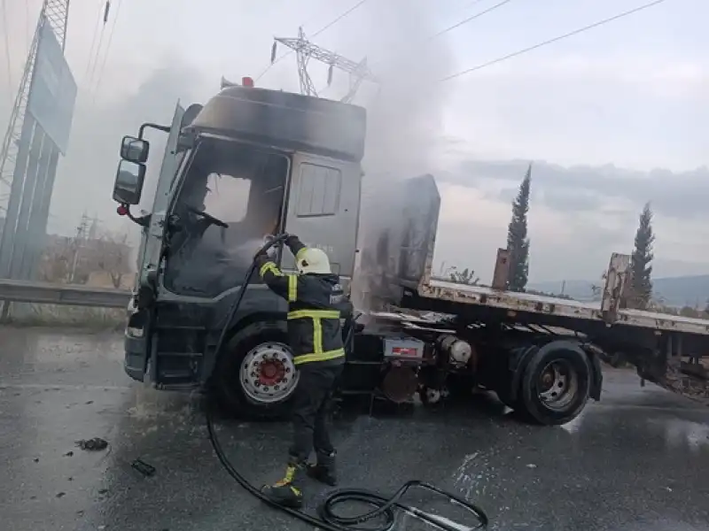 Hatay'da Seyir Halindeki Tırda çıkan Yangın Söndürüldü