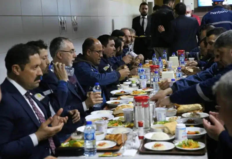 Çalışma Ve Sosyal Güvenlik Bakanı Işıkhan, Hatay'da Işçilerle Iftar Yaptı