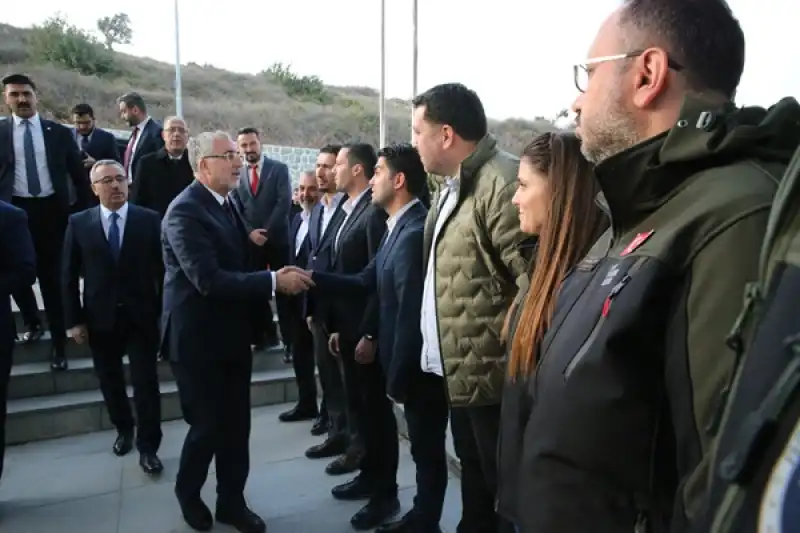Çalışma Ve Sosyal Güvenlik Bakanı Işıkhan, Hatay'da Işçilerle Iftar Yaptı